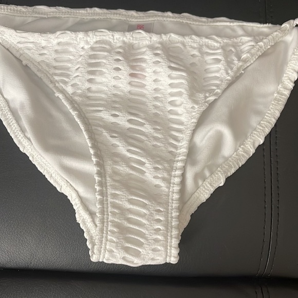 Bikini - Picture 2 of 6